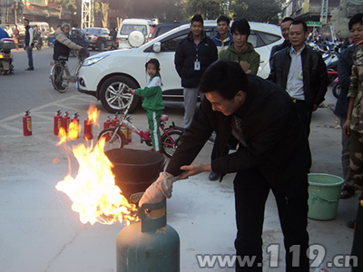 广东梅州消防走进市场开展消防安全知识培训