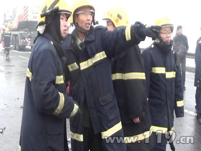 雪天路滑多车相撞 唐山消防火速灭火救援